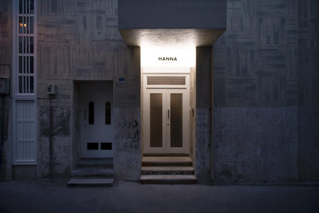 به هیچ عنوان از هتل خارج نشوید!